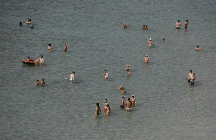 Archivo - Turistas en Cala Major.