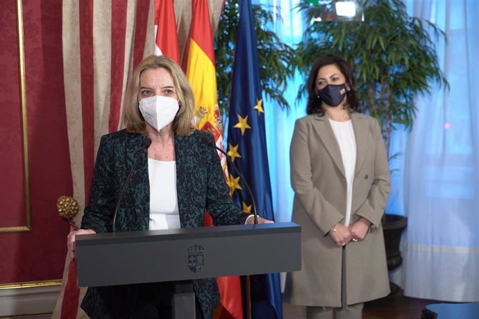 La nueva consejera de Salud, María Somalo, toma posesión de su cargo en presencia de la presidenta riojana, Concha Andreu