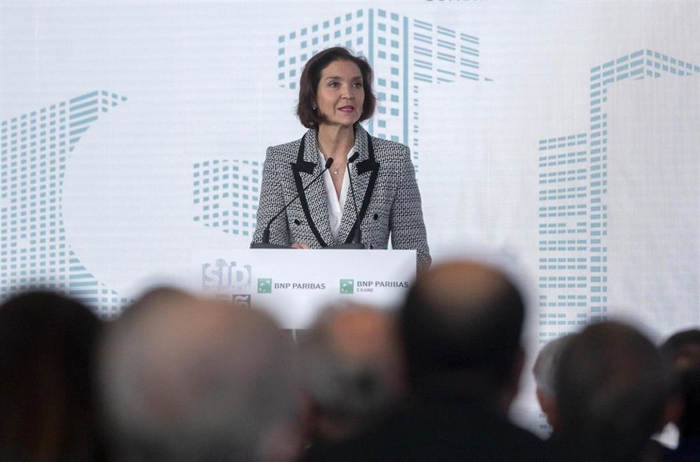 La ministra de Industria, Comercio y Turismo, Reyes Maroto, interviene en la XII edición de Spain Investors Day (SID), en el Hotel Ritz, a 12 de enero de 2022, en Madrid, (España). SID es un foro profesional único en España en el que los grandes inverso