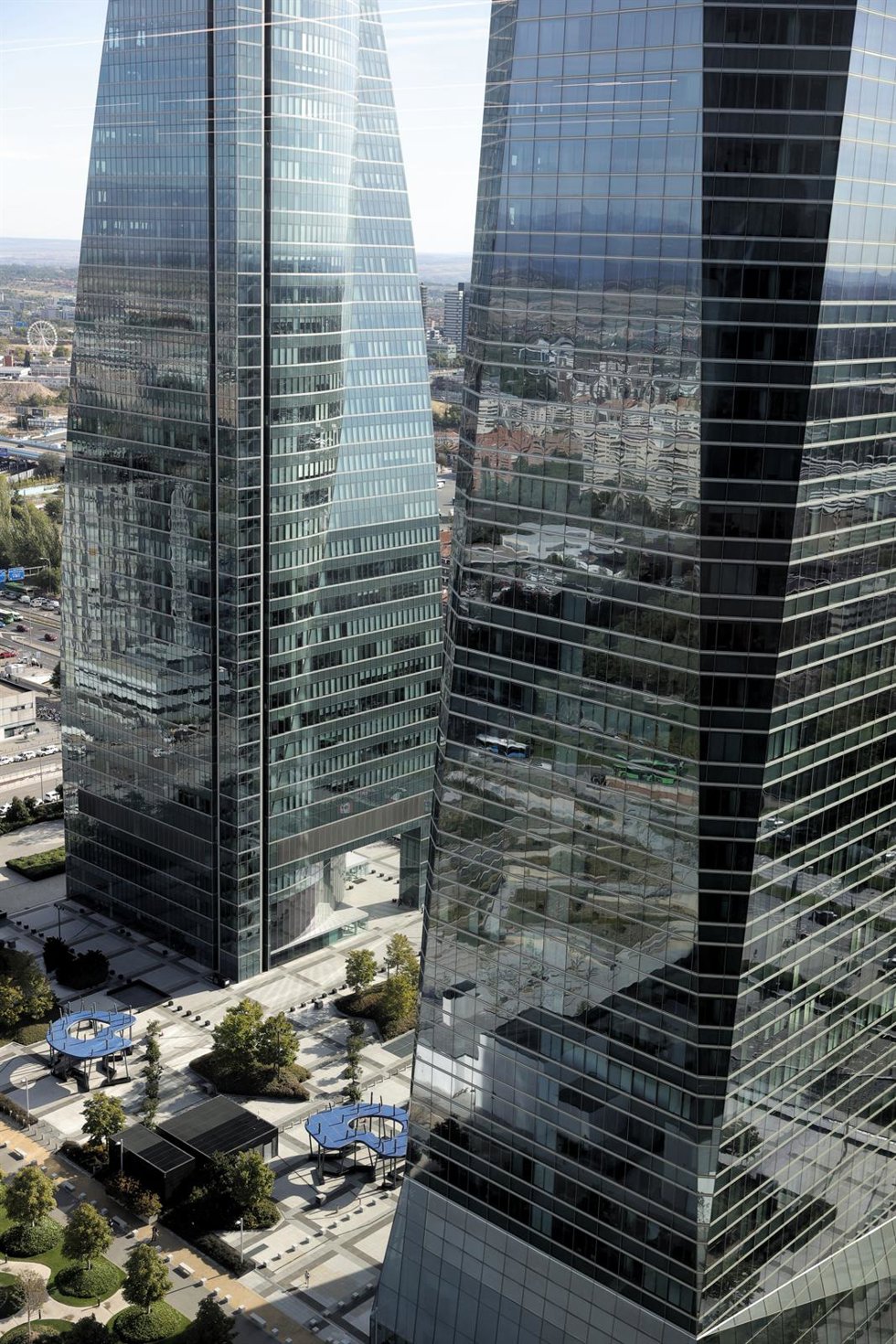 Archivo - Vista general de dos de las cuatro torres desde el Espacio Caleido