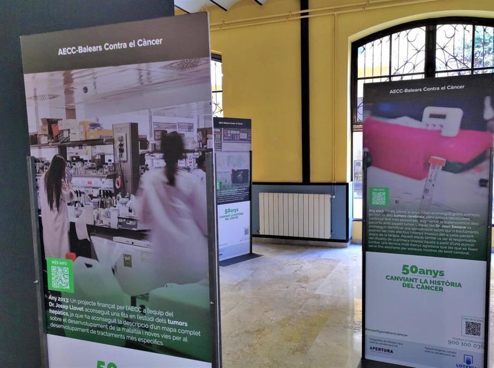 Exposición sobre investigación de la Asociación Española contra el Cáncer.