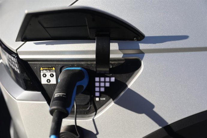 Un vehículo eléctrico mientras se carga, en la inauguración de la mayor electrolinera de carga rápida en España para vehículos eléctricos, en la Electrolinera ENDESA, a 11 de enero de 2022, en Pozuelo de Alarcón, Madrid, (España). 