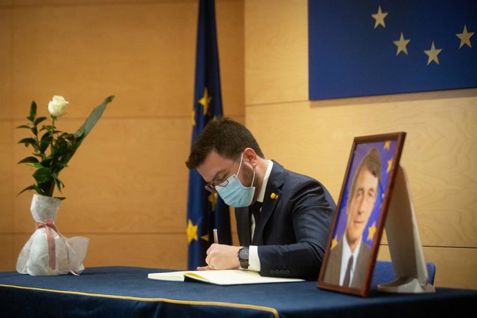 El president de la Generalitat, Pere Aragons, signa el llibre de condolences després de la mort del president del Parlament Europeu, David Sassoli