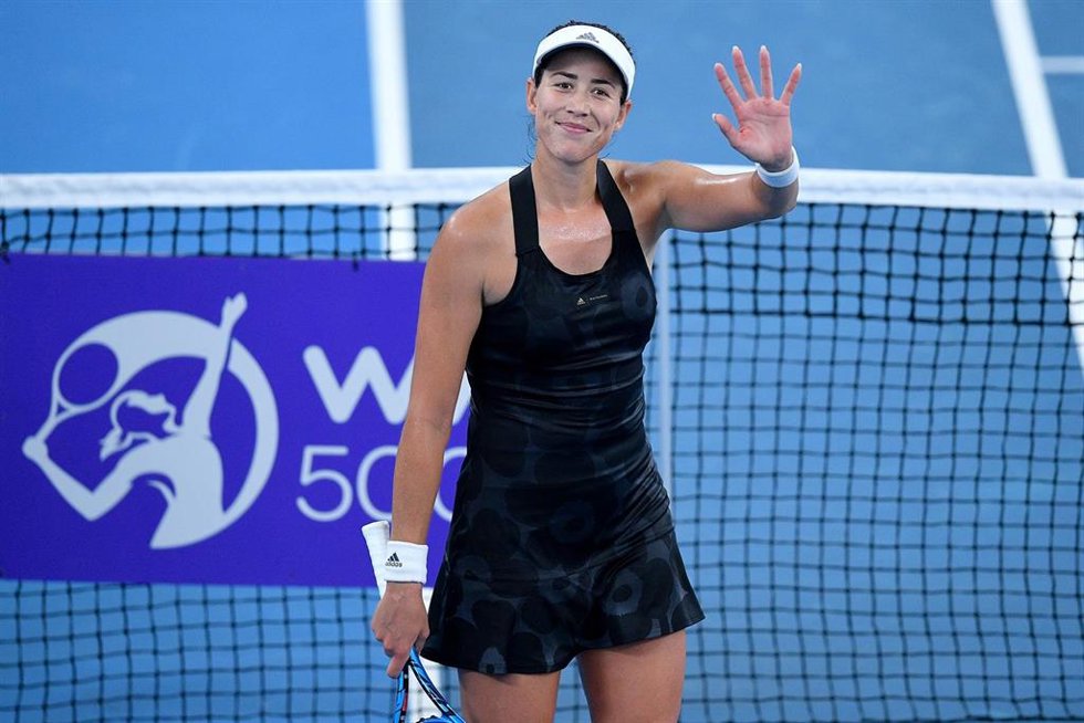 Garbiñe Muguruza saluda tras ganar en Sidney su primer partido de la temporada 2022 