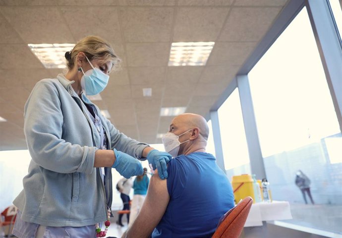 Una persona recibe una vacuna contra el Covid-19, en el Hospital Infanta Sofía, a 30 de diciembre de 2021, en San Sebastián de los Reyes, Madrid, (España). La Comunidad de Madrid permite desde hoy inocular la vacuna contra el COVID-19 a los adultos de 4