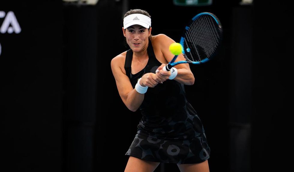 Garbiñe Muguruza golpea un revés durante su debut en el torneo de Sidney 2022