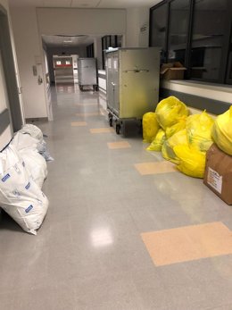 Bolsas de basura en el HUCA con residuos de pacientes covid.