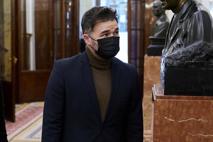 El portavoz de ERC en el Congreso, Gabriel Rufián, a su llegada a una sesión plenaria en el Congreso de los Diputados, a 21 de diciembre de 2021, en Madrid (España). El Congreso decide hoy si se tramita la modificación del Código Penal en materia de imp