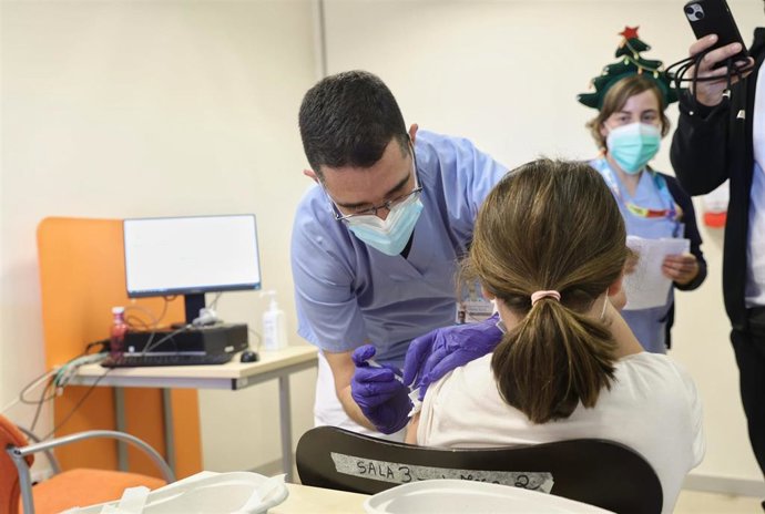 Un trabajador sanitario inyecta la vacuna contra el Covid-19 
