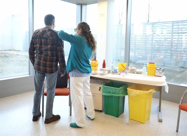 Una persona recibe una vacuna contra el Covid-19, en el Hospital Infanta Sofía