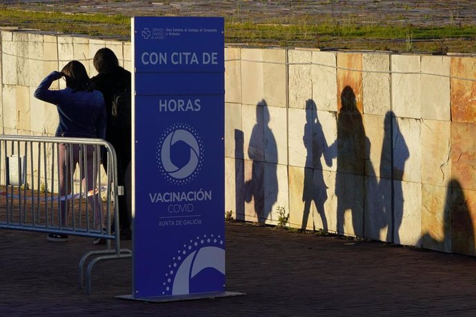 Varios niños acuden a recibir la vacuna contra el Covid-19, en la Cidade da Cultura,en Santiago de Compostela.