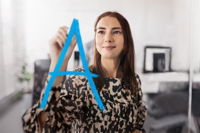 CaixaBank convoca el 'Premio a Mujer Profesional Autónoma' para reconocer a las emprendedoras