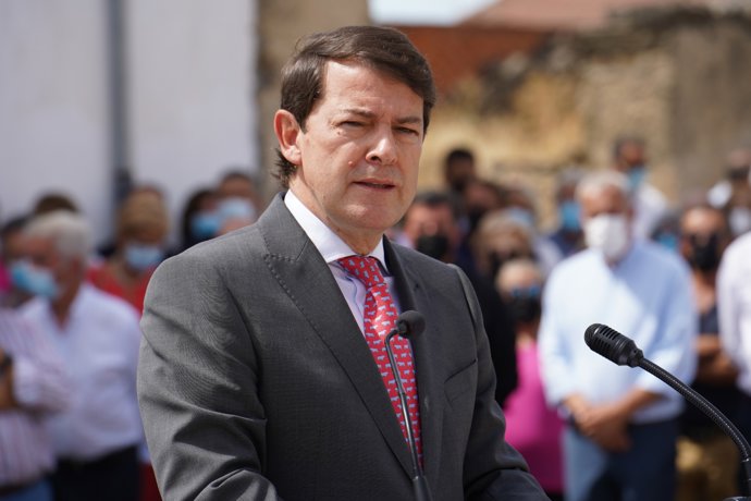 El presidente de la Junta, Alfonso Fernández Mañueco, durante el homenaje a Eloy García Sánchez.