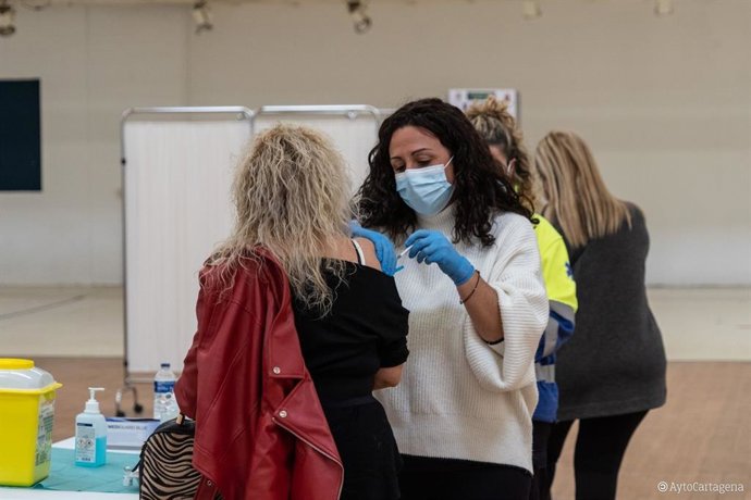 Una mujer recibe la vacuna contra el coronavirus en Cartagena