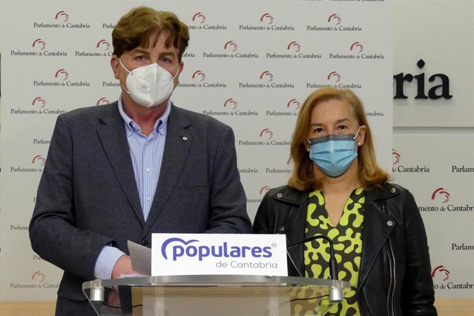 El portavoz de Ganadería del grupo popular en el Parlamento de Cantabria, Pedro Gómez, y la secretaria autonómica del PP de Cantabria y diputada regional, María José González Revuelta