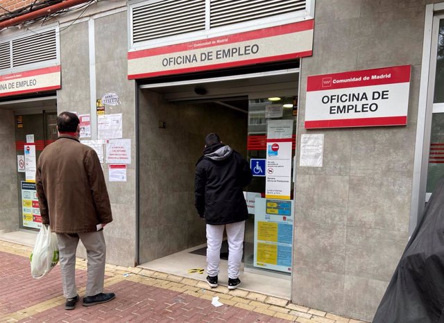 Varias personas esperan para entrar en una Oficina de Empleo, en una imagen de archivo.