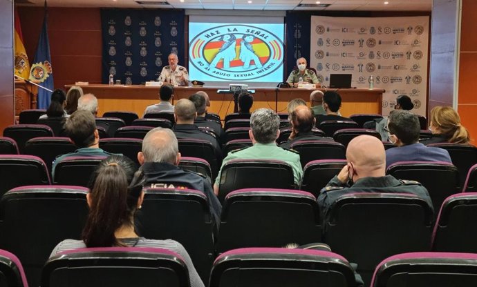 Momento en el que agentes de diferentes cuerpos policiales en Canarias se preparan para ser formadores de la campaña 'El fútbol te protege: no al abuso sexual infantil'