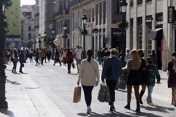 Archivo - Reapertura de la hostelería y la actividad comercial no esencial en Málaga capital tras 10 días de cierre por las restricciones  impuestas por la pandemia del Covid-19, en la imagen calle Larios. Málaga a 13 de febrero 2021