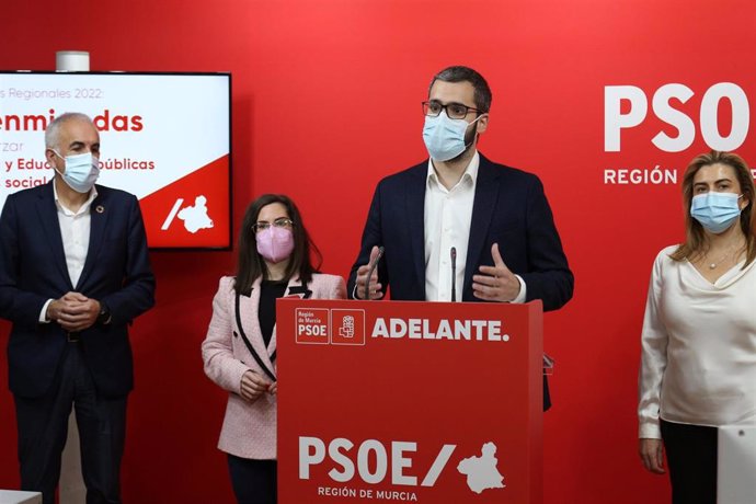 El portavoz del Grupo Parlamentario Socialista, Francisco Lucas, en rueda de prensa