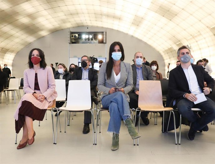 (I-D) La delegada del Gobierno en Madrid, Mercedes González; el delegado de Familias, Igualdad y Bienestar Social, Pepe Aniorte y la vicealcaldesa de Madrid, Begoña Villacís, en la presentación del primer centro municipal de emergencia para víctimas de 