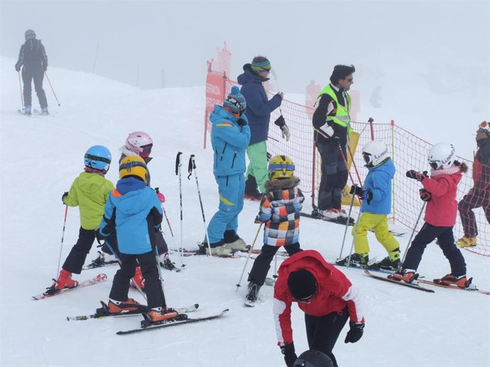 Archivo - Niños aprendiendo a esquiar en Alto Campoo.