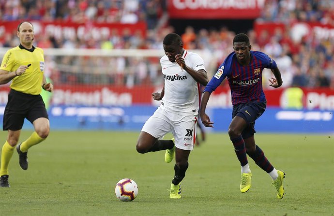 Archivo - 23 February 2019, Spain, Seville: Barcelona's Ousmane Dembele (R) and Sevilla's Ibrahim Amadou vie for the ball during the Spanish Primera Division soccer match between Sevilla FC and FC Barcelona at Estadio Sanchez Pizjuan. Photo: Manu Reino/