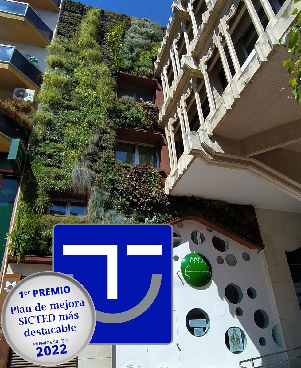 Archivo - El Ayuntamiento de Ciudad Real recibe el primer premio en la categoría del Plan de Mejora por el "Jardín Vertical de la Oficina de Turismo