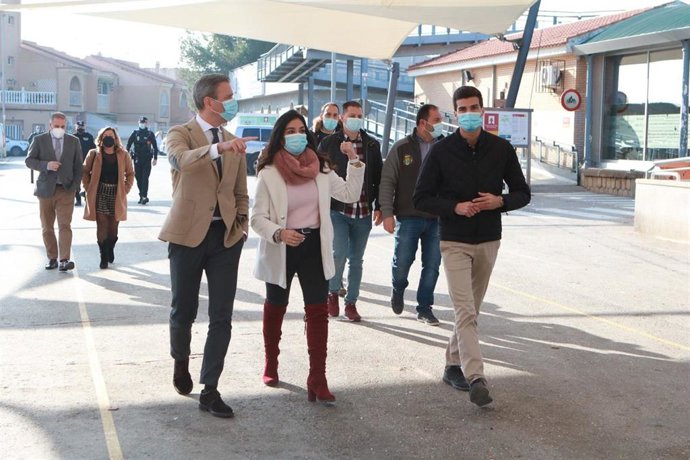 El consejero de Presidencia, Turismo y Deportes, Marcos Ortuño, visita Alguazas acompañado por la alcaldesa, Silvia Ruiz