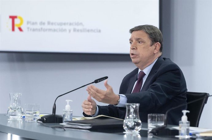 El ministro de Agricultura, Pesca y Alimentación, Luis Planas, comparece tras la reunión del Consejo de Ministros en Moncloa, a 28 de diciembre de 2021, en Madrid (España). El Consejo de Ministros ha aprobado hoy el Real Decreto-ley que reforma el merca
