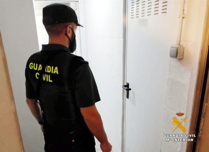 Un agente de la Guardia Civil participante en la investigación de los robos y hurtos en chalets, trasteros y garajes