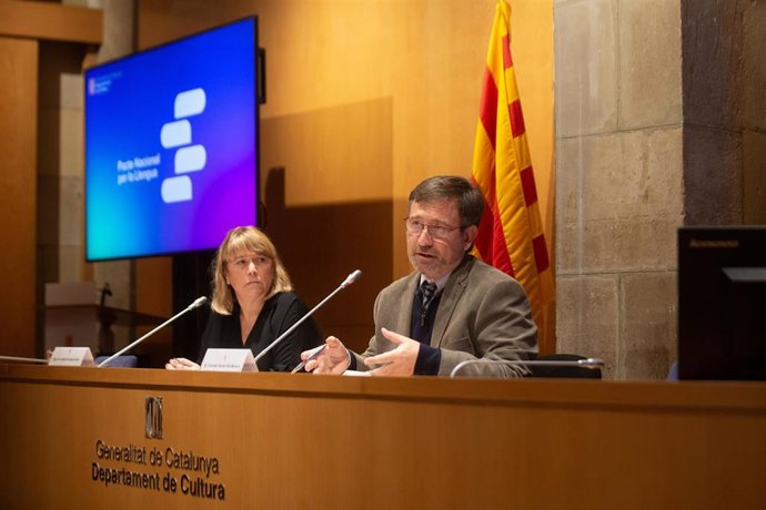 La consellera de Cultura, Natlia Garriga, y el secretario de Política Lingüística, Francesc Xavier Vila, en la presentación del Pacte Nacional per la Llengua