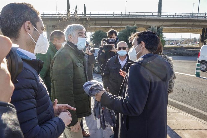 El alcalde de Granada, Francisco Cuenca, de espaldas, en la visita al PTS en que hizo su petición sobre la rotonda de Ogíjares