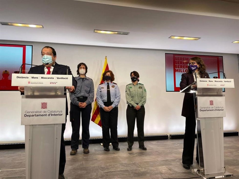 El conseller de Interior Joan Ignasi Elena y la de Igualdad y Feminismos Tnia Verge presentan el plan de igualdad para el departamento de interior el 12 de enero de 2022.