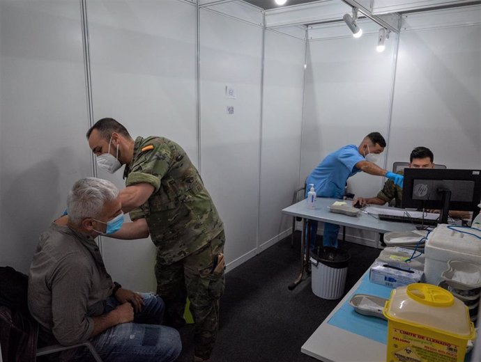 Miembros del ejército vacunando contra la Covid-19 en Canarias