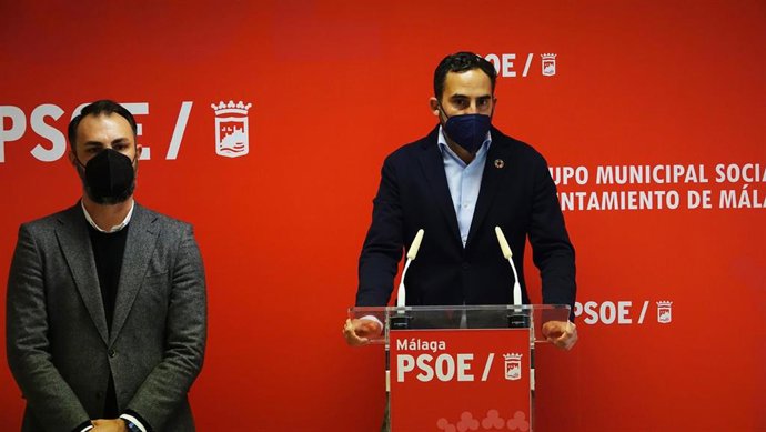 El portavoz municipal del PSOE en el Ayuntamiento de Málaga, Daniel Pérez, y el concejal socialista Mariano Ruiz