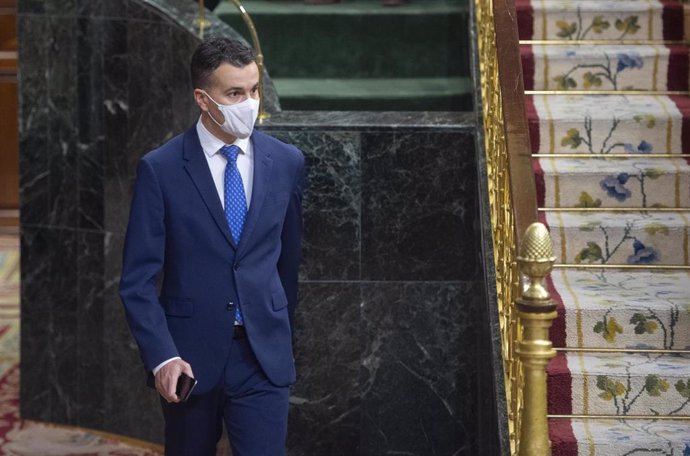 El portavoz del Grupo Parlamentario Socialista en el Congreso de los Diputados, Héctor Gómez, a su llegada a una sesión plenaria en el Congreso de los Diputados, a 16 de diciembre de 2021, en Madrid, (España).
