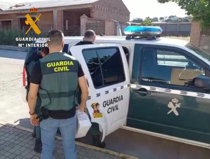 Imagen de archivo de agentes de la Guardia Civil durante una detención