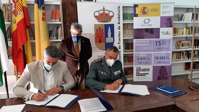 El alcalde de Fuentes de Andalucía suscribe el protocolo policial previo a la integración del municipio en la red VioGén.