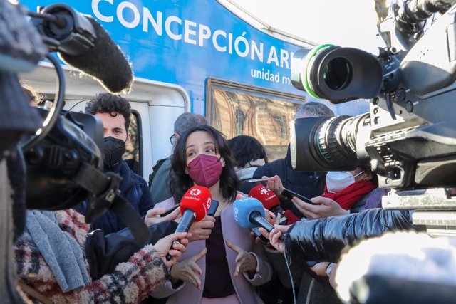 La delegada del Gobierno en Madrid, Mercedes González, al lado de una unidad móvil de atención a mujeres, en la presentación del primer centro municipal de emergencia para víctimas de trata
