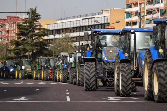 Archivo - Tractores participan en la tractorada convocada por las calles de Valencia, Comunidad Valenciana, (España), a 30 de marzo de 2021
