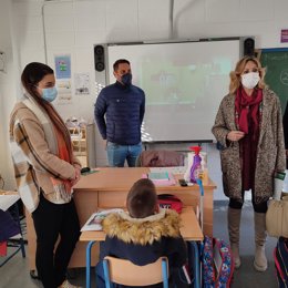 Troncoso (dcha.), durante la visita a un aula con alumnos con necesidades educativas especiales.