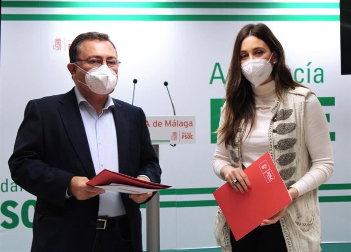 Los socialistas Miguel Ángel Heredia y Mari Nieves Ramírez en rueda de prensa