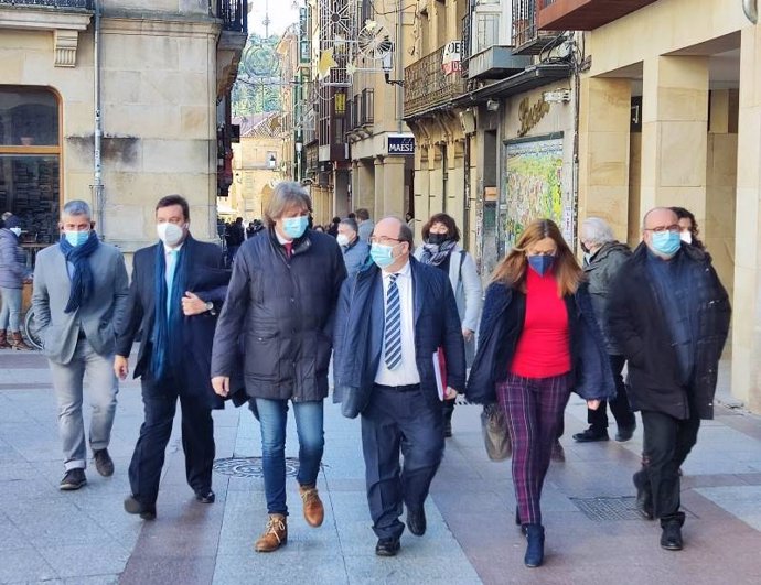 El ministro de Cultura pasea por la ciudad de Soria tras la reunión con su alcalde, Carlos Martínez.