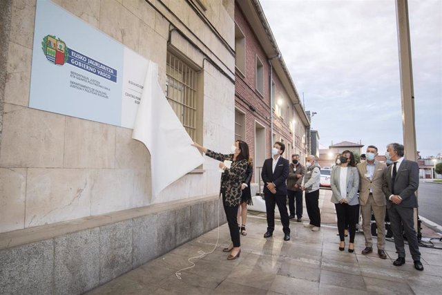 Archivo - La consejera de Igualdad, Justicia y Políticas Sociales, Beatriz Artolazabal, descubre la placa del Gobierno Vasco en la cárcel de Basauri