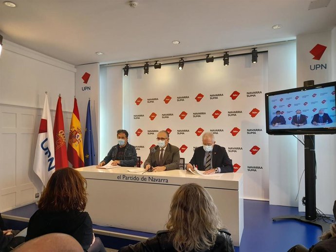 El alcalde de Noáin-Valle de Elorz, Sebastián Marco, el alcalde de Pamplona, Enrique Maya, y  el portavoz de Navarra Suma en la Mancomunidad de la Comarca de Pamplona, Juan José Echeverría, en la rueda de prensa