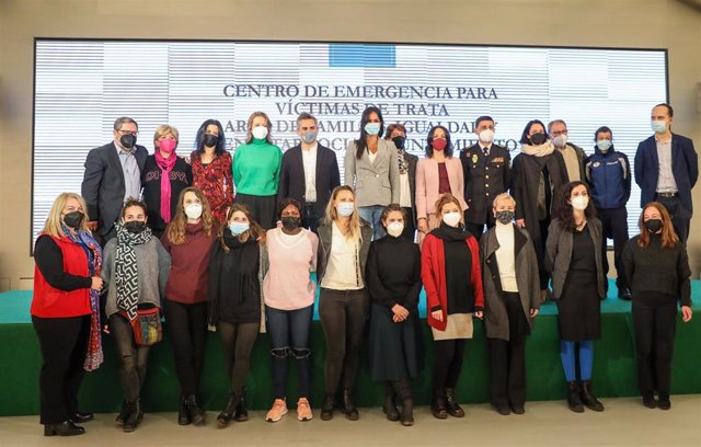Foto de familia en la presentación del primer centro municipal de emergencia para víctimas de trata en España, en la Casa del Lector en Matadero Madrid.
