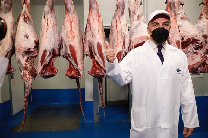 El consejero de la Presidencia, Administración Pública e Interior, Elías Bendodo, atiende a los medios en su visita la empresa de distribución, envasado y elaboración tanto de pescado y marisco como de productos cárnicos, Román y Martos en Málaga