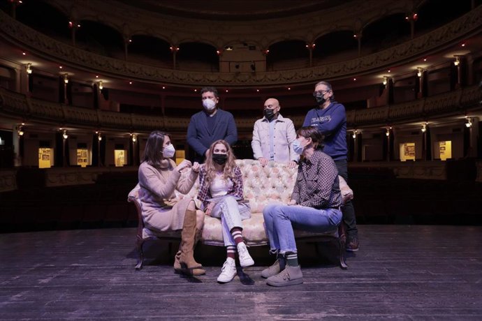 La diputada provincial de Igualdad, Carmen Belén López, conversa con el equipo de 'Flores para Concha' en el Teatro Cervantes de Almería.