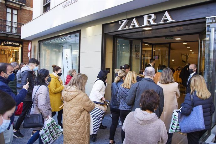 Varias personas entran en una tienda de ropa durante el primer día de las rebajas, a 7 de enero de 2022 en Sevilla (Andalucía, España)