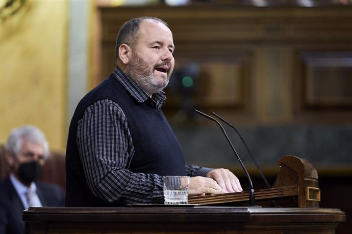 Archivo - El portavoz de En Comú Podem, Joan Mena, interviene en una sesión plenaria en el Congreso de los Diputados, a 23 de noviembre de 2021, en Madrid, (España).